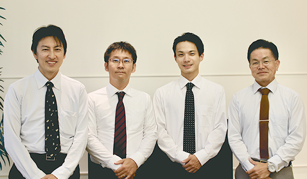 （右から）藤本哲男氏、 北谷翼氏 、久保田勝也氏、 池田宅麻氏