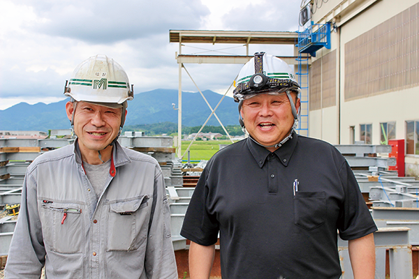 本社工場長の羽賀紀人氏（左）と竹石誠氏
