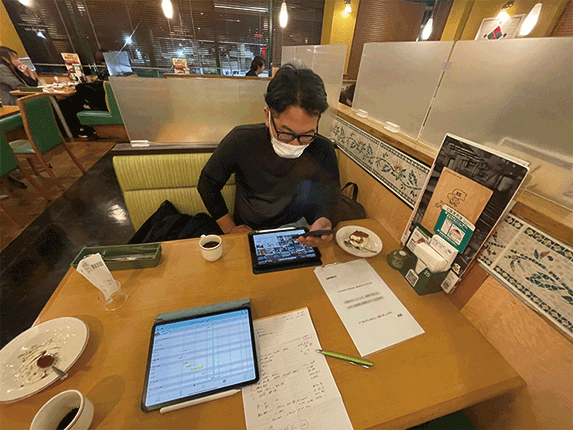 現場近くのファミレスから写真をアップロード