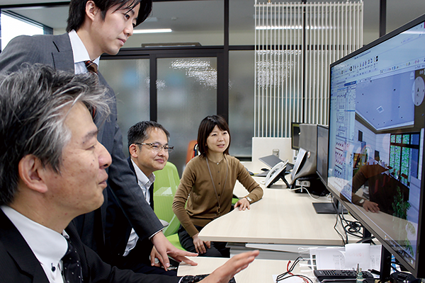 GLOOBEで内観を検討する設計チームの皆さん