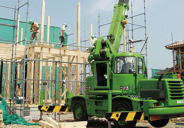 自社保有の重機による建前