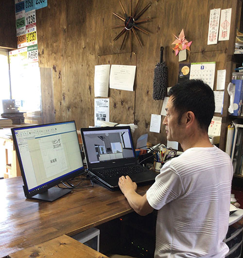GLOOBEで作業する吉村氏