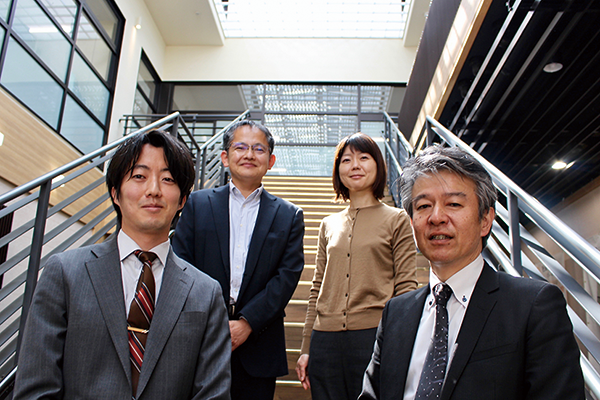 （新社屋吹き抜けにて 左から）常盤工業株式会社 設計・積算部 野島広樹氏、村松芳丞氏、冨田弥生氏、中村圭介氏