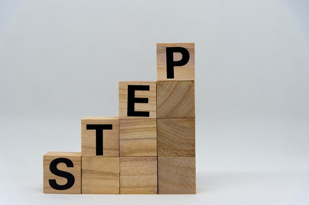 「STEP」と書かれた積み木