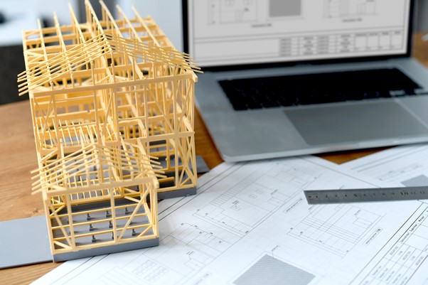 建築物の模型とパソコン