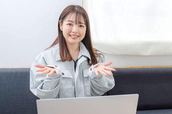 作業着姿で笑顔の女性