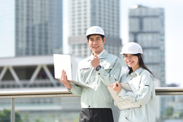 建築現場で笑顔の男女