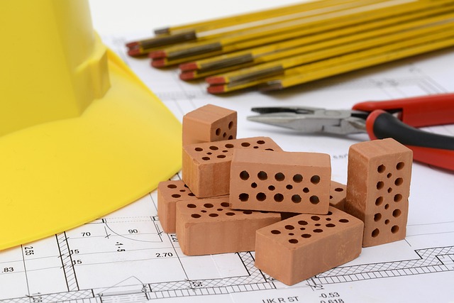 筆記用具と建築図