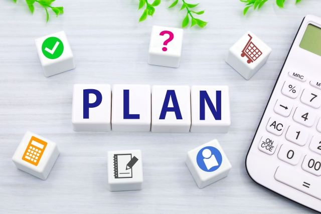「PLAN」の文字や電卓、ノートが印刷されたキューブ