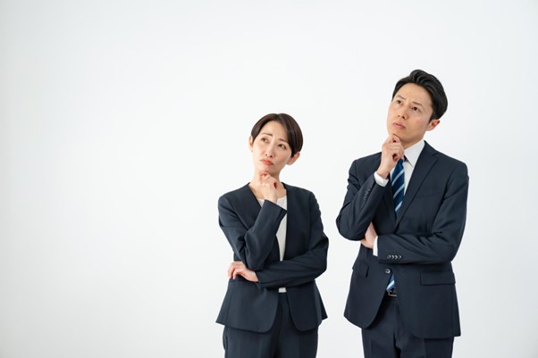 思案する男女ビジネスパーソン