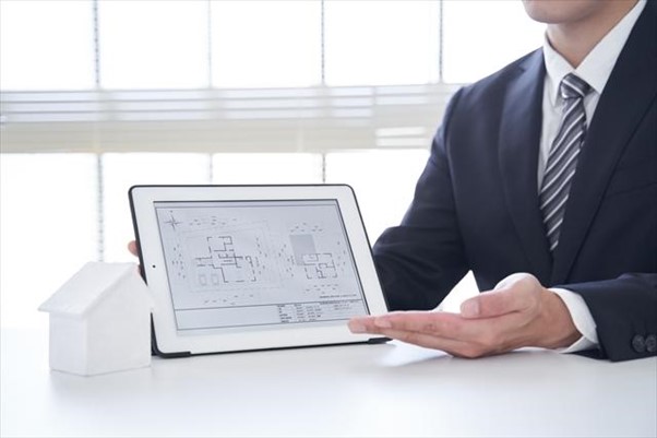 タブレットで図面を提示する営業マン