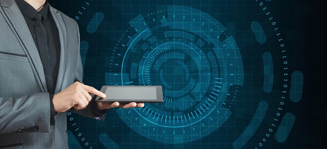 タブレットを操作する人