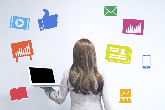 ITツールを活用する女性のイメージ