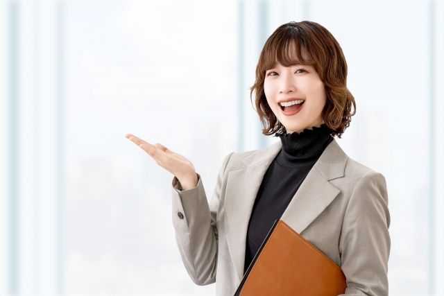 右手で案内する女性ビジネスパーソン