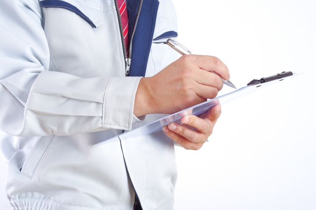 メモをする男性