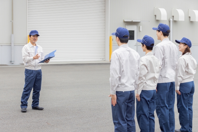 整列する作業員