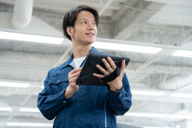 タブレットを持つ男性