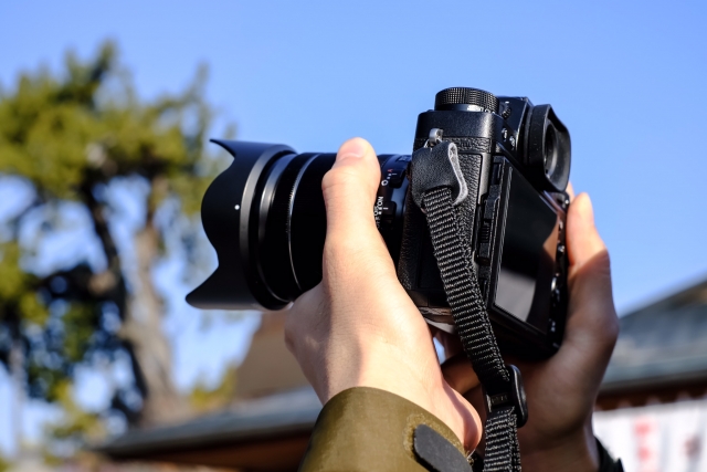 高く構えられたカメラ