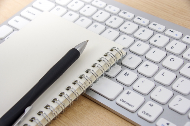 キーボードにノートとペン