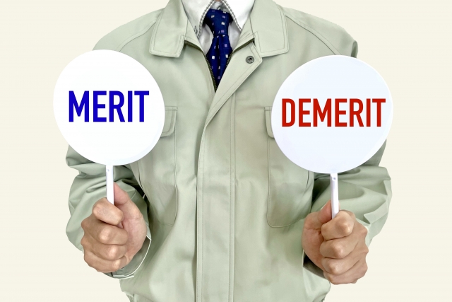 MERITの札とDEMERITの札を持つ職人