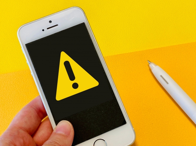 スマホの画面に!の三角マーク