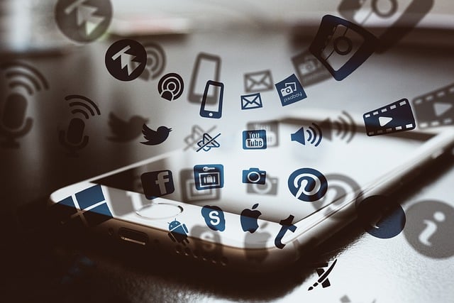 多数のアプリアイコンと1台のスマートフォン