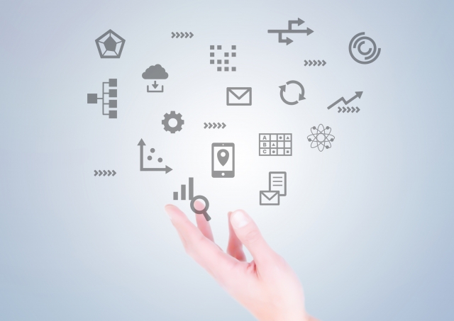 手の上にたくさんのデジタルアイコン