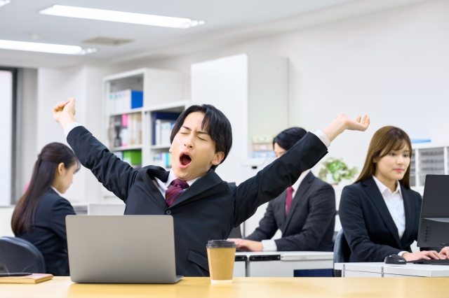 あくびをするビジネスパーソン