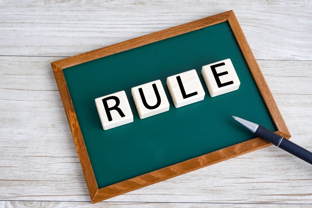 ボードの上にある「RULE」と印字されたブロックと、ボールペン