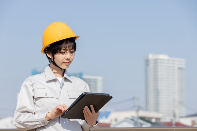 建設現場の作業服の女性
