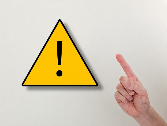 注意マークと人差し指