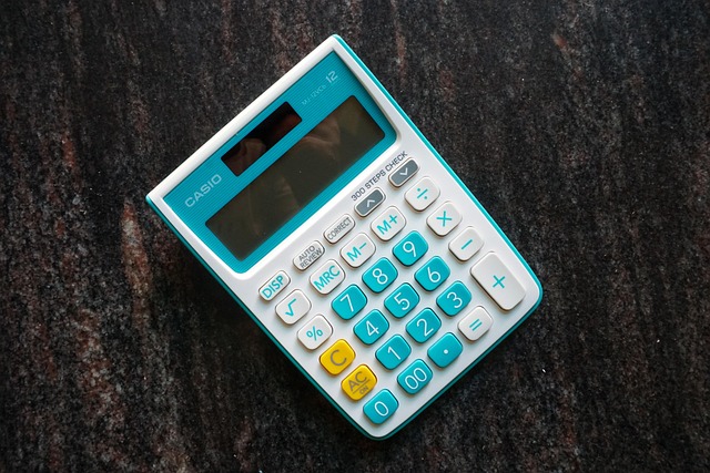 水色と白でデザインされた電卓