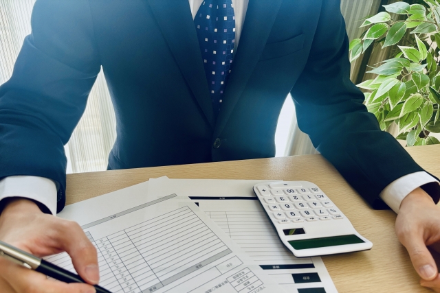 見積作成するビジネスパーソン