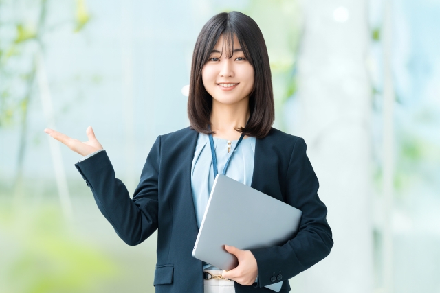 右手で案内する女性ビジネスパーソン