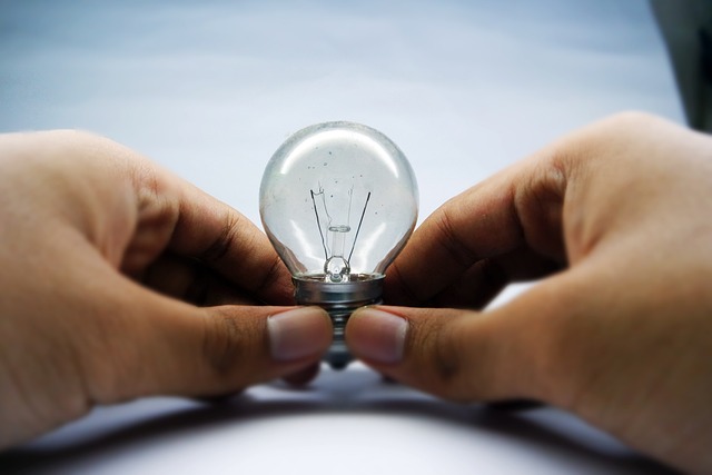 電球を持つ手