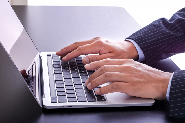 パソコンを操作する男性の手元
